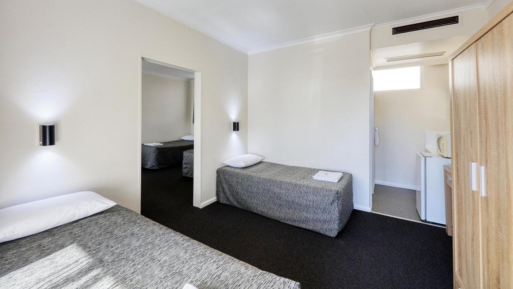 Coachman Hotel Motel Паркс Екстериор снимка