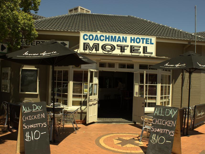 Coachman Hotel Motel Паркс Екстериор снимка